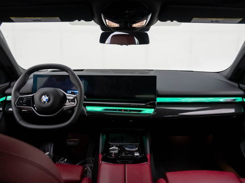 Used 2025 BMW 540i xDrive w/ Premium Package image 10