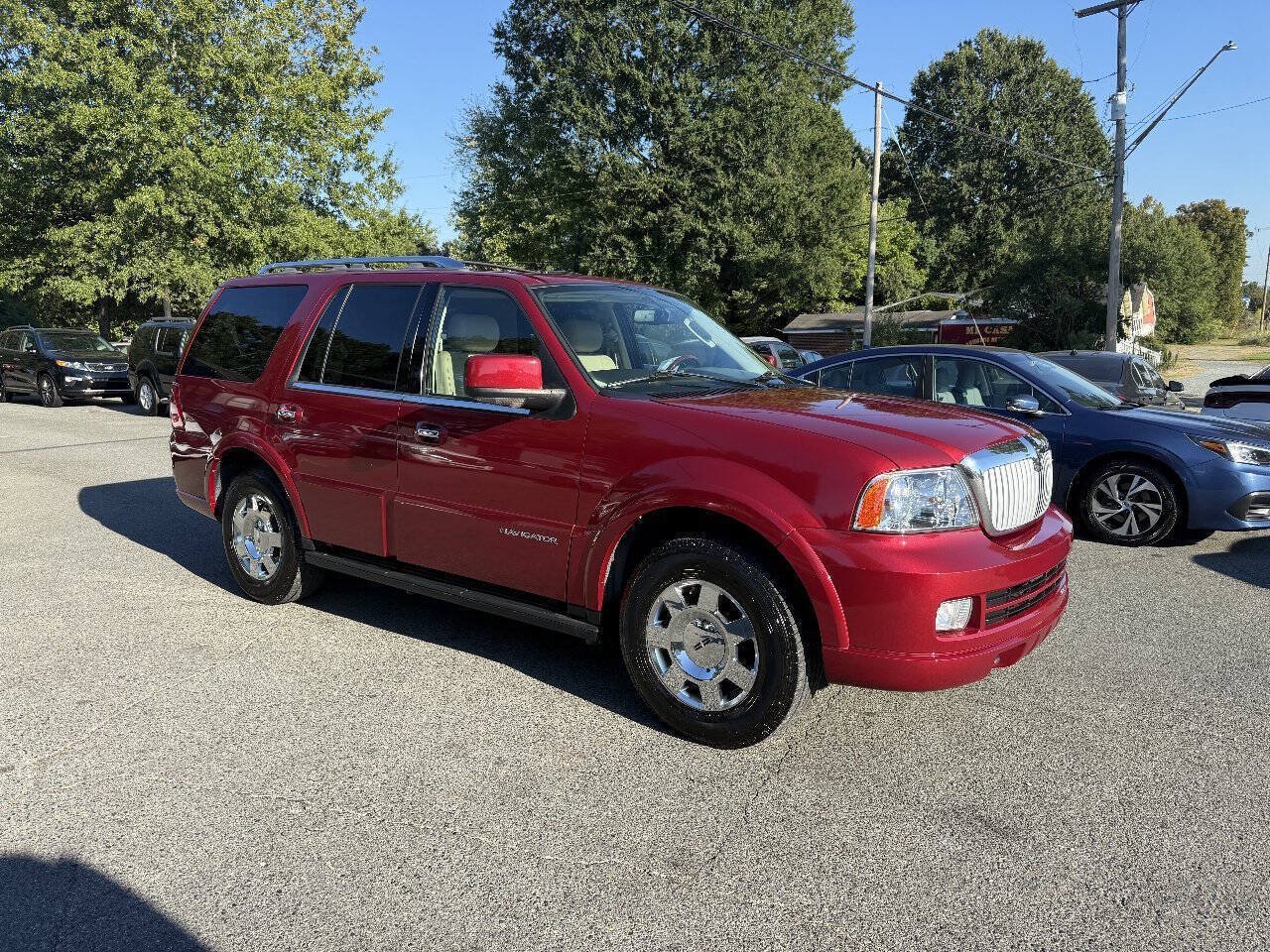 Used 2006 Lincoln Navigator Luxury RWD image 4