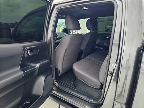 Used 2019 Toyota Tacoma TRD Off-Road w/ Technology Package AWD/4WD image 15