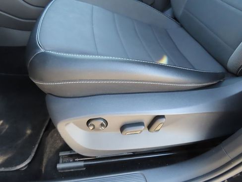 Used 2022 Volkswagen Taos SE image 8