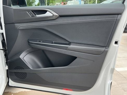 New 2025 Volkswagen Taos SE image 23