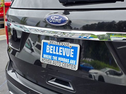 Used 2017 Ford Explorer XLT w/ Equipment Group 202A AWD/4WD image 16