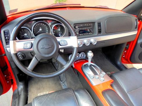 Used 2005 Chevrolet SSR w/ Preferred Equipment Group image 7