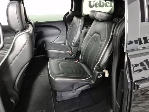 Used 2025 Chrysler Pacifica Limited image 22