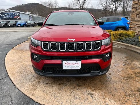 Used 2025 Jeep Compass Latitude AWD/4WD image 3