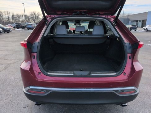 Used 2022 Toyota Venza XLE image 9