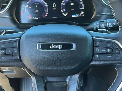 Used 2024 Jeep Grand Cherokee Limited image 11