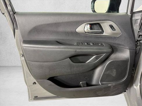 Used 2025 Chrysler Pacifica Select FWD image 10
