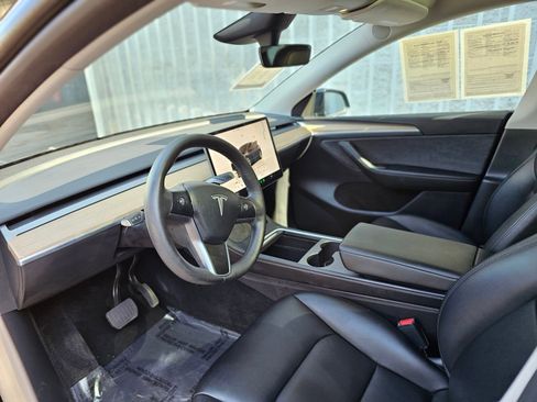 Used 2024 Tesla Model Y Long Range AWD/4WD image 19