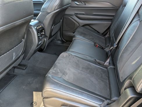 Used 2024 Jeep Grand Cherokee L Laredo image 14