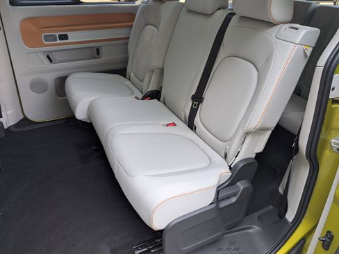 Used 2025 Volkswagen ID. Buzz Pro S Plus RWD image 18