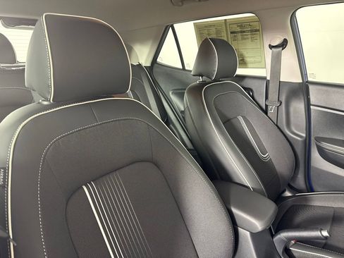 Used 2025 Hyundai Venue Limited image 44