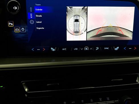 Used 2025 Chevrolet Traverse LT w/ Driver Confidence Package image 11