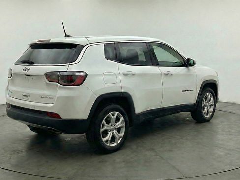 Used 2025 Jeep Compass Latitude AWD/4WD image 9