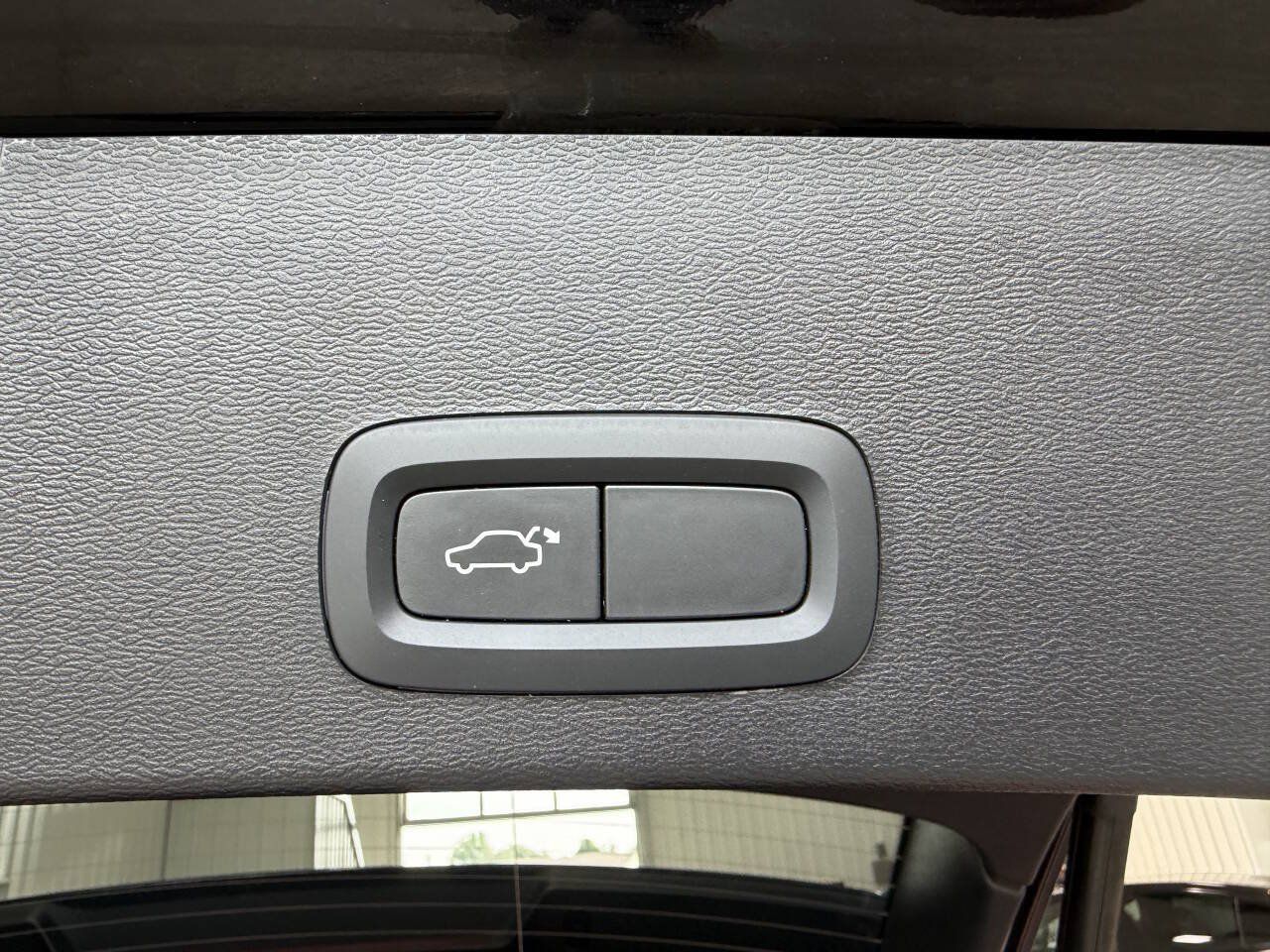 Used 2023 Volvo XC40 B4 Core FWD image 23
