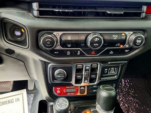 Used 2024 Jeep Gladiator Sport AWD/4WD image 17