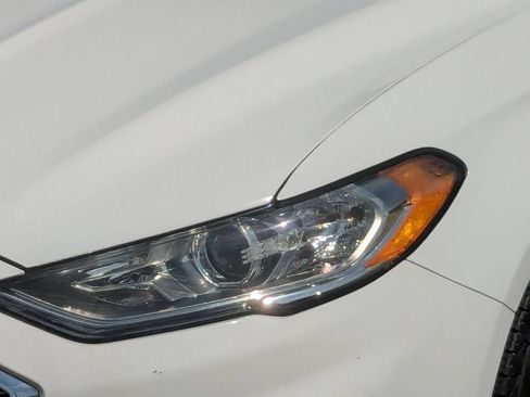 Used 2020 Ford Fusion SE FWD image 9