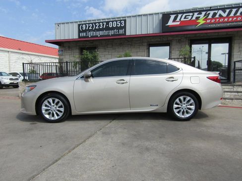 Used 2015 Lexus ES 300h w/ Premium Package w/Bamboo Trim image 2