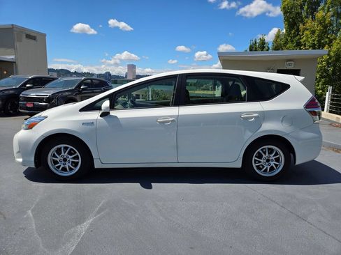 Used 2017 Toyota Prius V Two FWD image 6