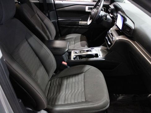 Used 2020 Ford Explorer XLT image 32
