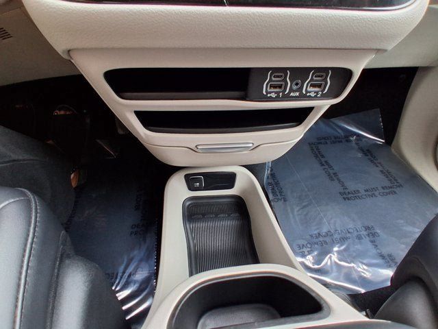 Used 2024 Chrysler Pacifica Touring-L FWD image 8
