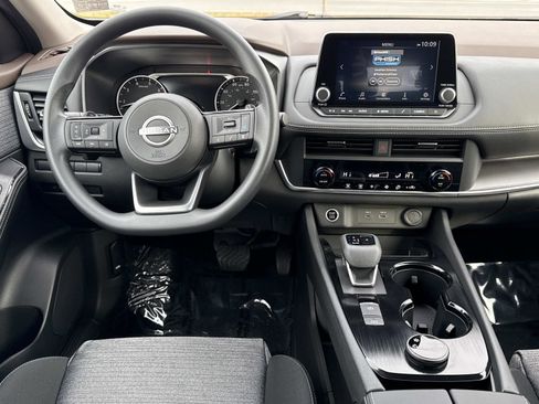 Used 2023 Nissan Rogue SV image 2