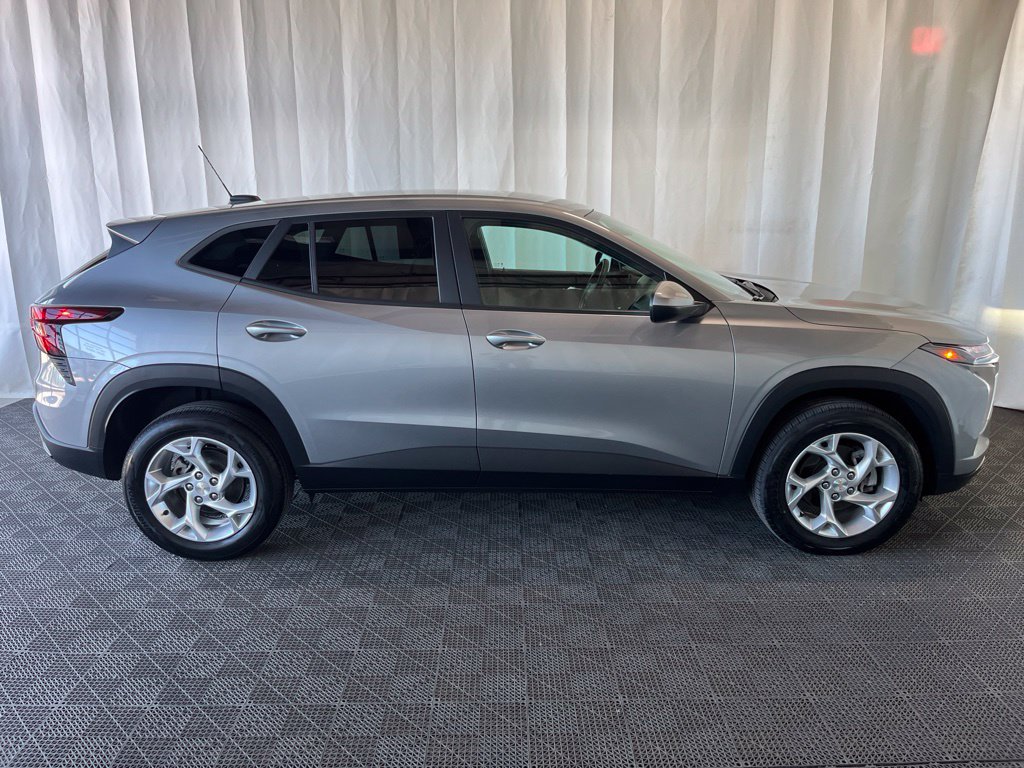 Used 2024 Chevrolet Trax LS w/ LS Convenience Package FWD image 2