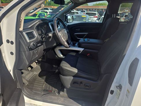 Used 2018 Nissan Titan SV w/ SV Convenience Package image 20