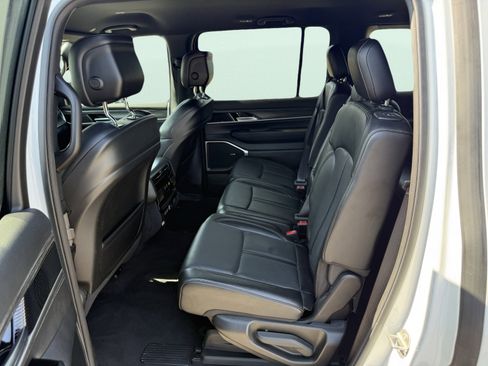 Used 2024 Jeep Wagoneer Series II w/ Flexible Seating Group image 40