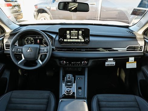 New 2025 Mitsubishi Outlander SE image 13