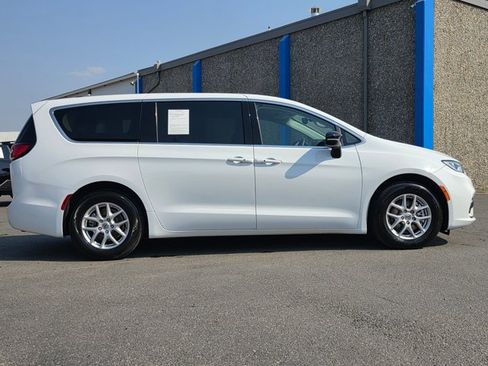 Used 2024 Chrysler Pacifica Touring-L FWD image 6