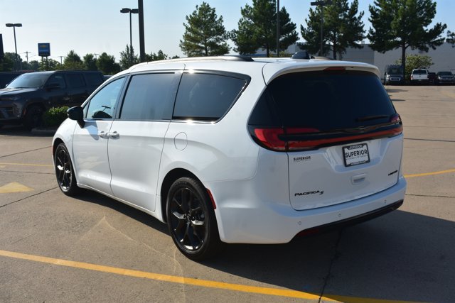 Used 2025 Chrysler Pacifica Limited FWD image 9