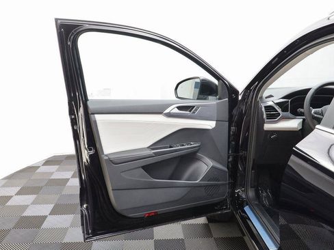 New 2025 Volkswagen Taos SEL image 5