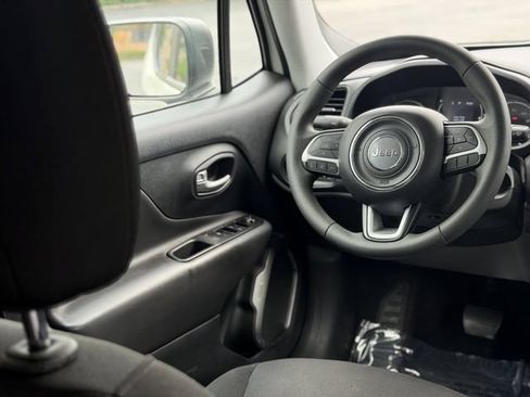Used 2023 Jeep Renegade Latitude AWD/4WD image 31