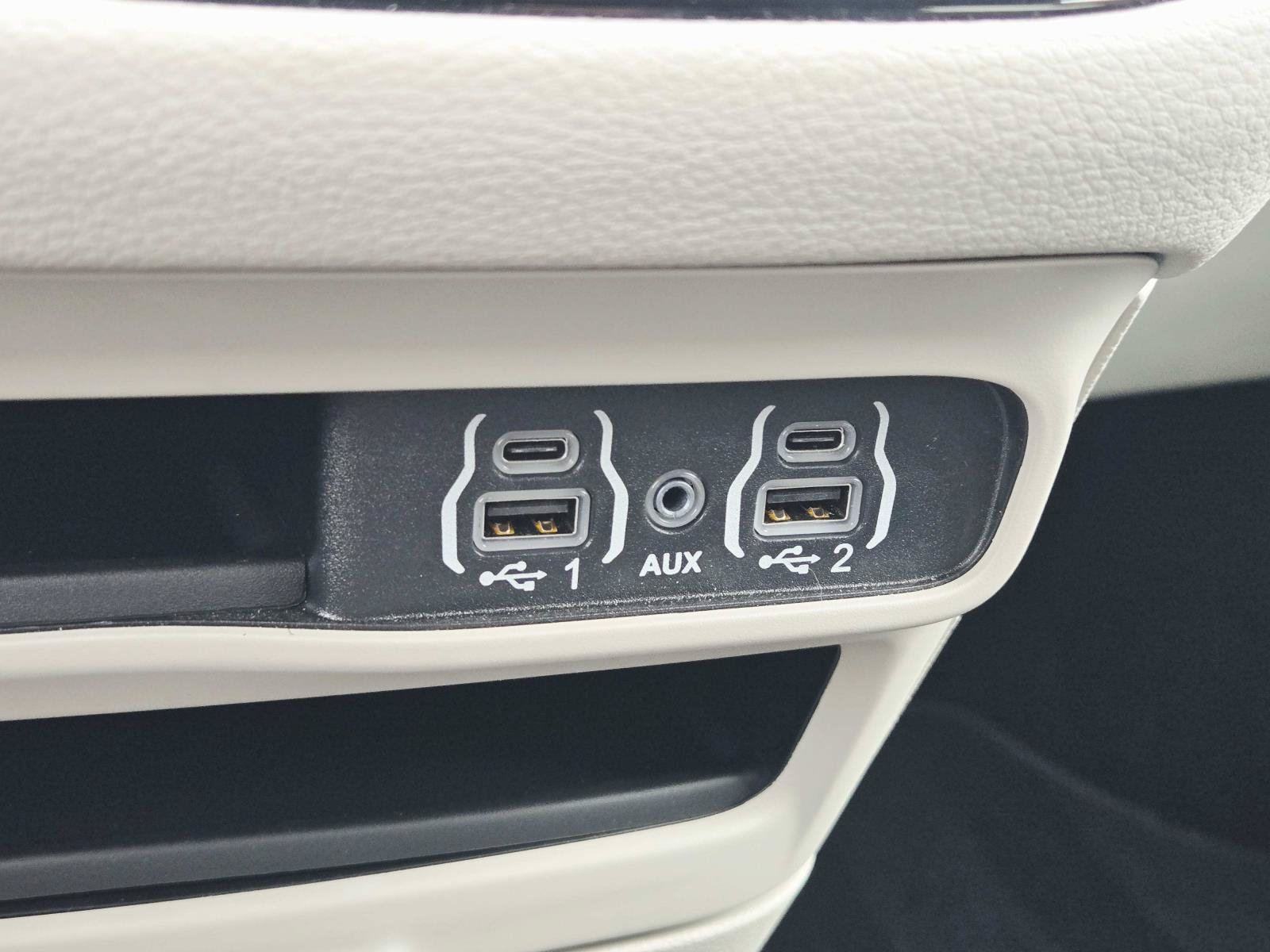 Used 2024 Chrysler Pacifica Touring-L FWD image 35