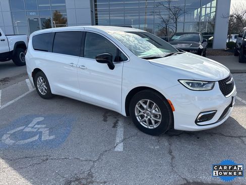 Used 2025 Chrysler Pacifica Select image 42