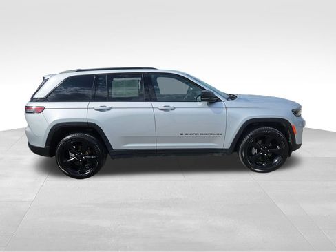 Used 2024 Jeep Grand Cherokee Altitude AWD/4WD image 5