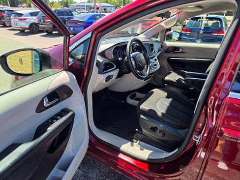 Used 2020 Chrysler Voyager LX FWD image 5