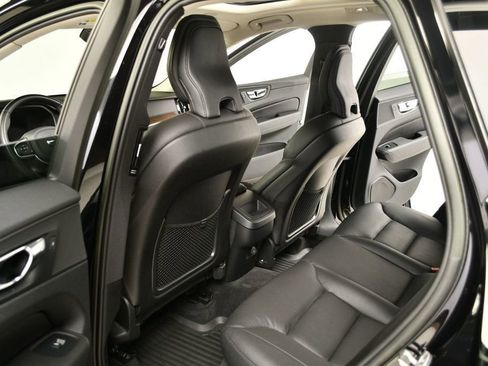 Used 2022 Volvo XC60 B5 Momentum w/ Protection Package Premier image 31