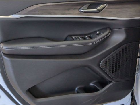 New 2026 Jeep Grand Cherokee Altitude image 12