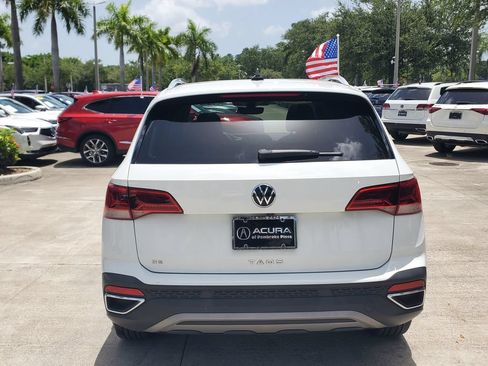 Used 2023 Volkswagen Taos SE w/ Panoramic Sunroof Package FWD image 6