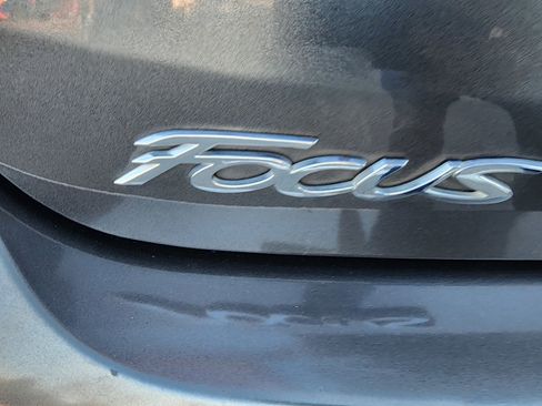 Used 2018 Ford Focus SE w/ SE Appearance Package image 10