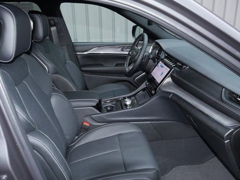 New 2025 Jeep Grand Cherokee Overland w/ Adv Protech Group III image 31