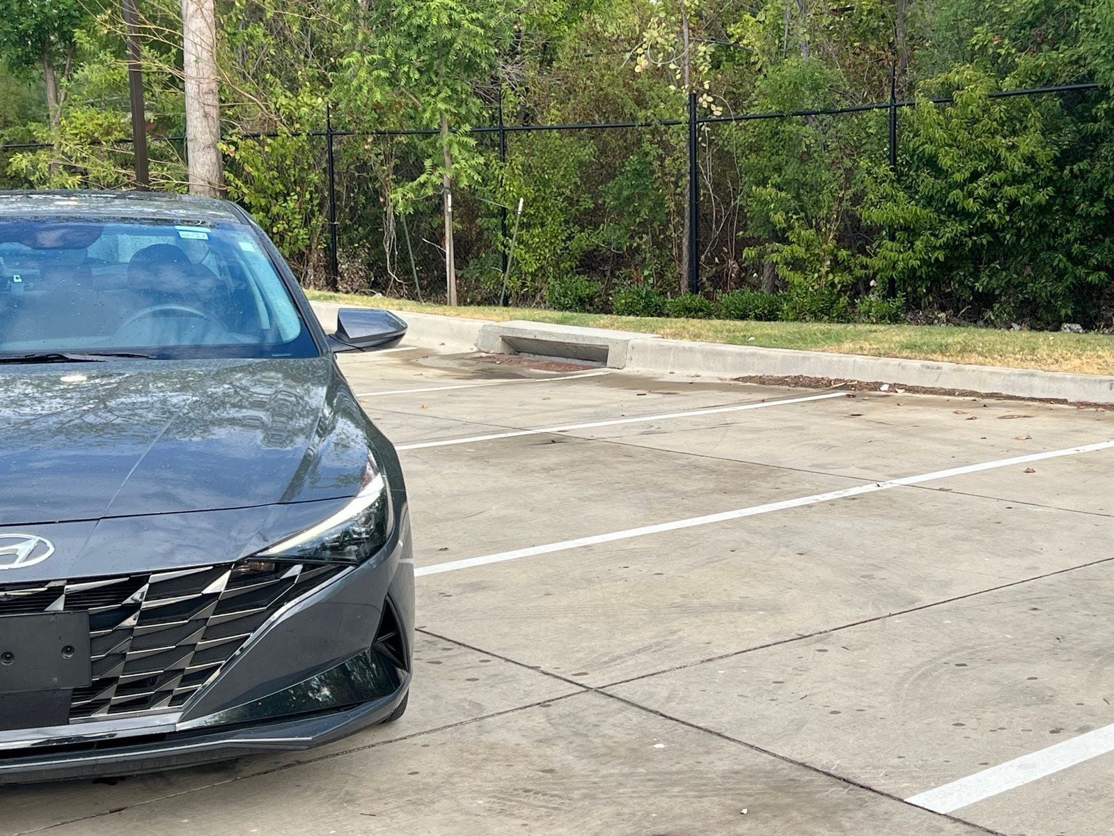 Certified 2023 Hyundai Elantra Limited w/ Preferred Accessory Package FWD image 3