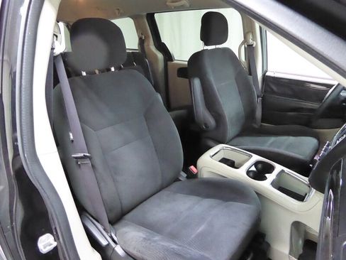 Used 2016 Dodge Grand Caravan SXT image 23