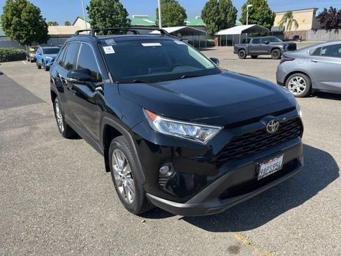 Used 2020 Toyota RAV4 XLE Premium FWD image 3