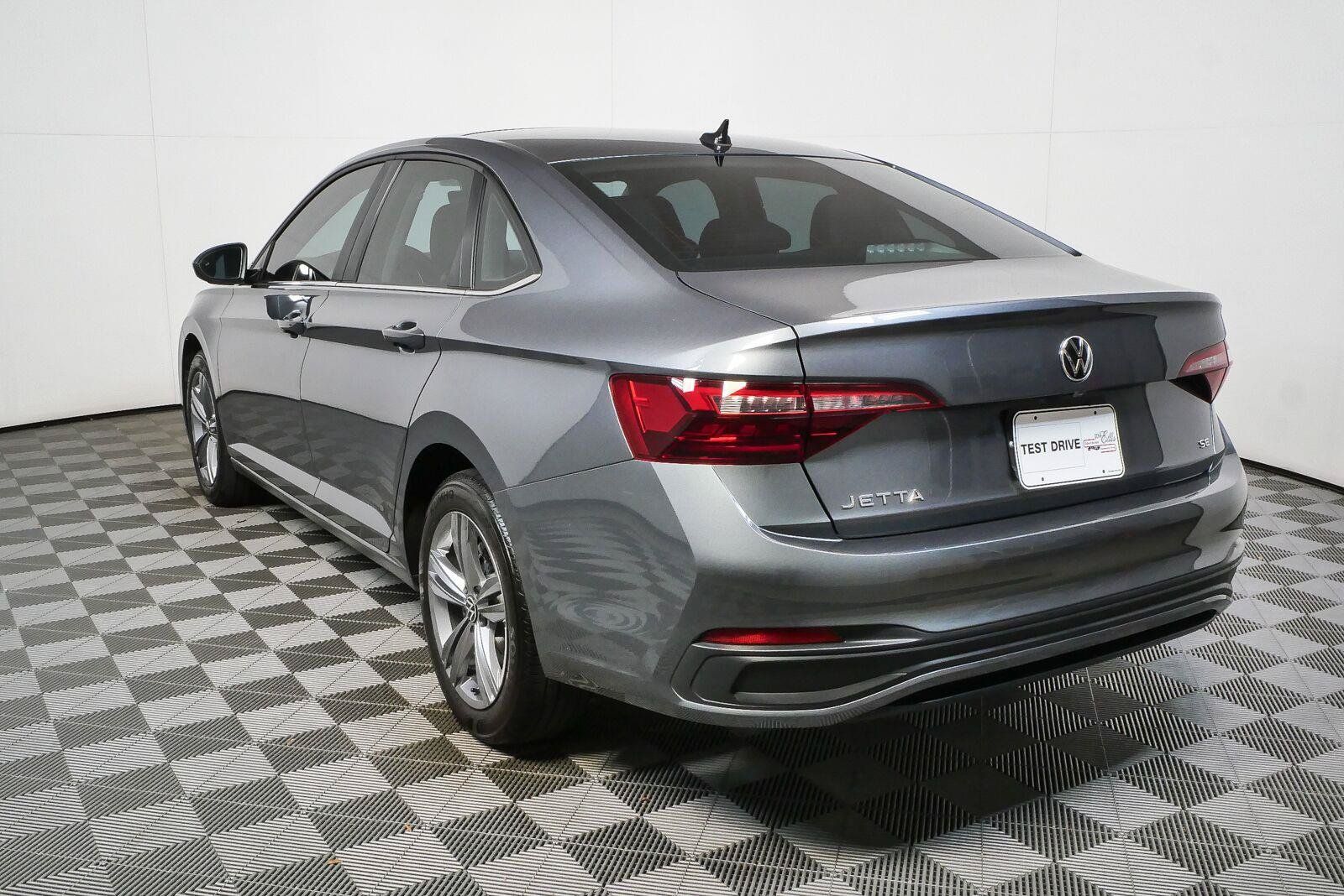 Used 2024 Volkswagen Jetta SE w/ Panoramic Sunroof Package FWD image 3