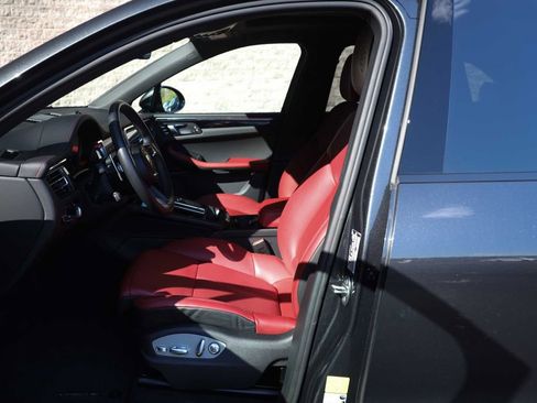 Used 2025 Porsche Macan AWD/4WD image 27