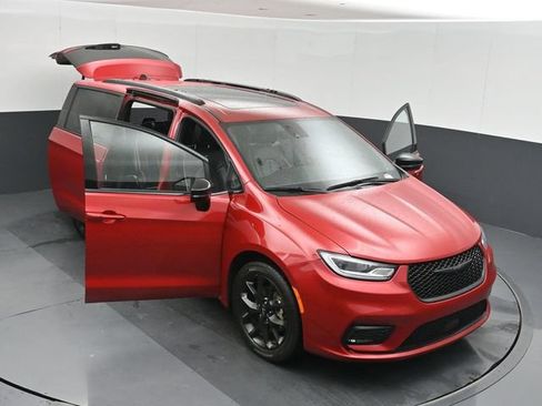 Used 2025 Chrysler Pacifica Limited FWD image 52