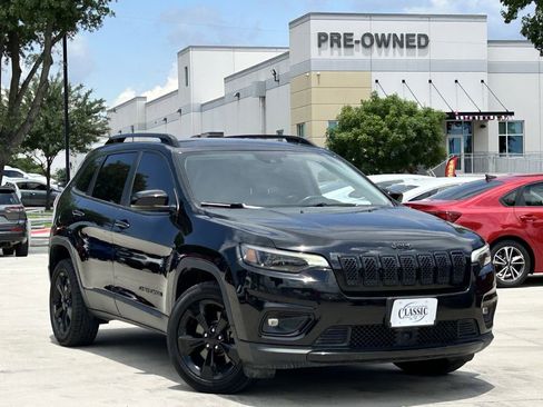 Used 2021 Jeep Cherokee Latitude Plus FWD image 2